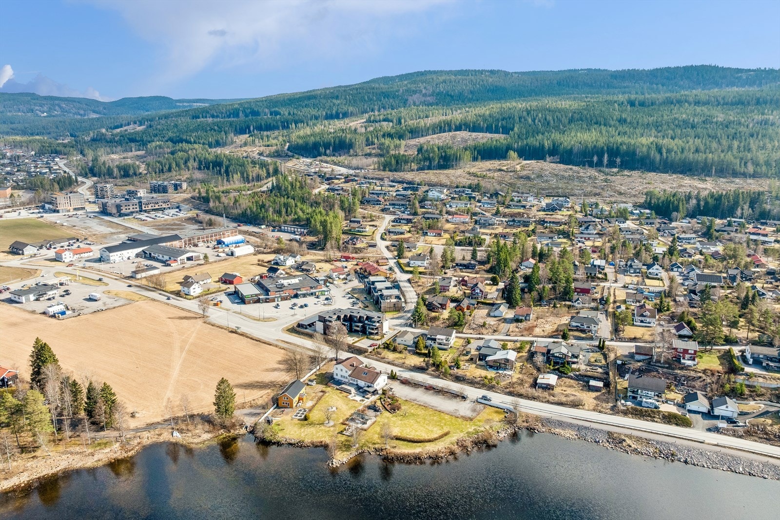En eiendom med mange muligheter for den som ønsker plass, sentral beliggenhet og fleksible løsninger - velkommen! Galleribilde