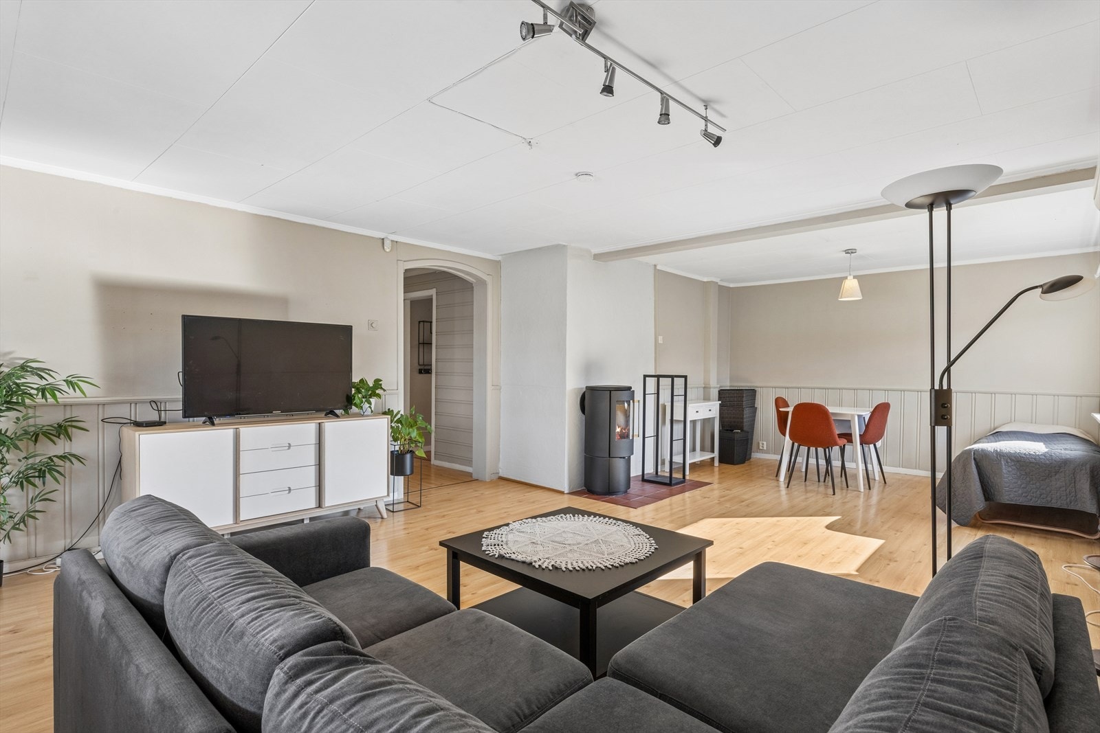 Stuen har samme løsning som etasjen over, god plass til både sofagruppe og spisestue Galleribilde