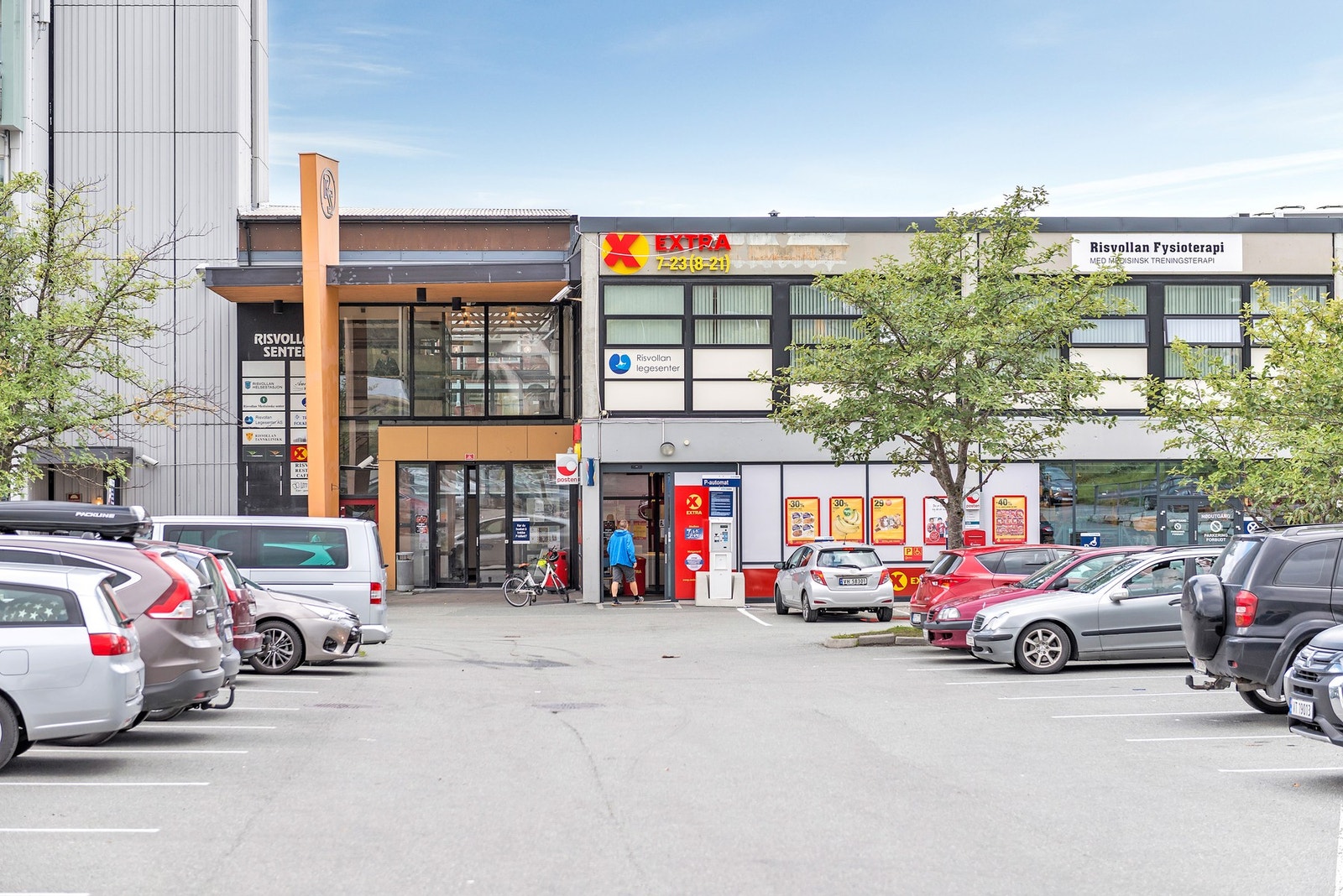 Umiddelbar nærhet til gode bussforbindelser. ca. 3 minutter å til Risvollansenteret med bl. annet COOP Extra og Capri som er en lokal og populær restaurant. Galleribilde
