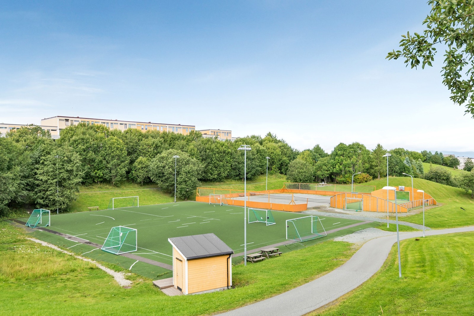 Opparbeidet med både utvendig apparater for styrketrening, minigolf, flere fotballbaner hvor barne kan leke i trygge omgivelser. Galleribilde