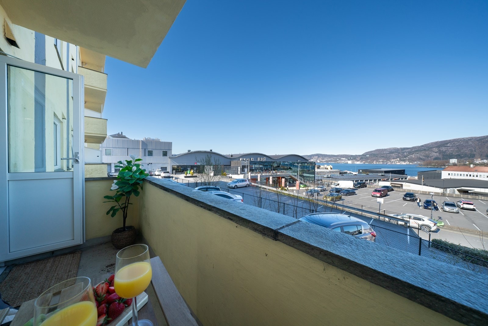 - Leiligheten har en koselig balkong med utsikt mot innseilingen til Bergen - Galleribilde