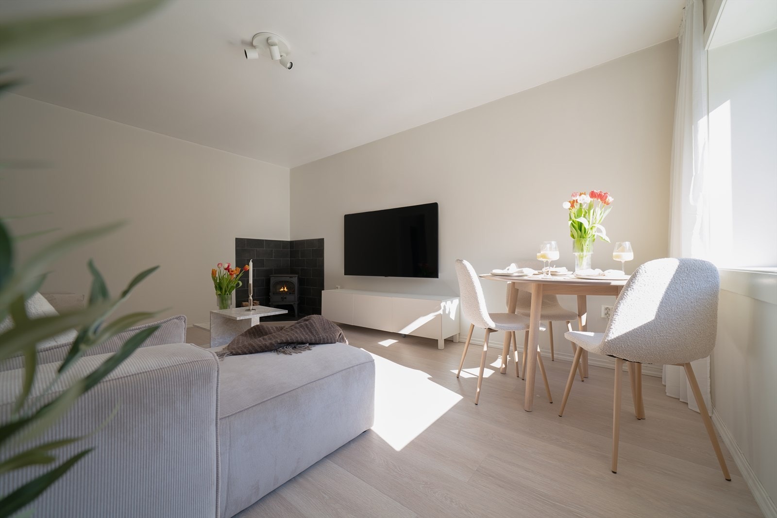 - Stuen måler 18 m² og har plass til både en sofagruppe og spisebord - Galleribilde