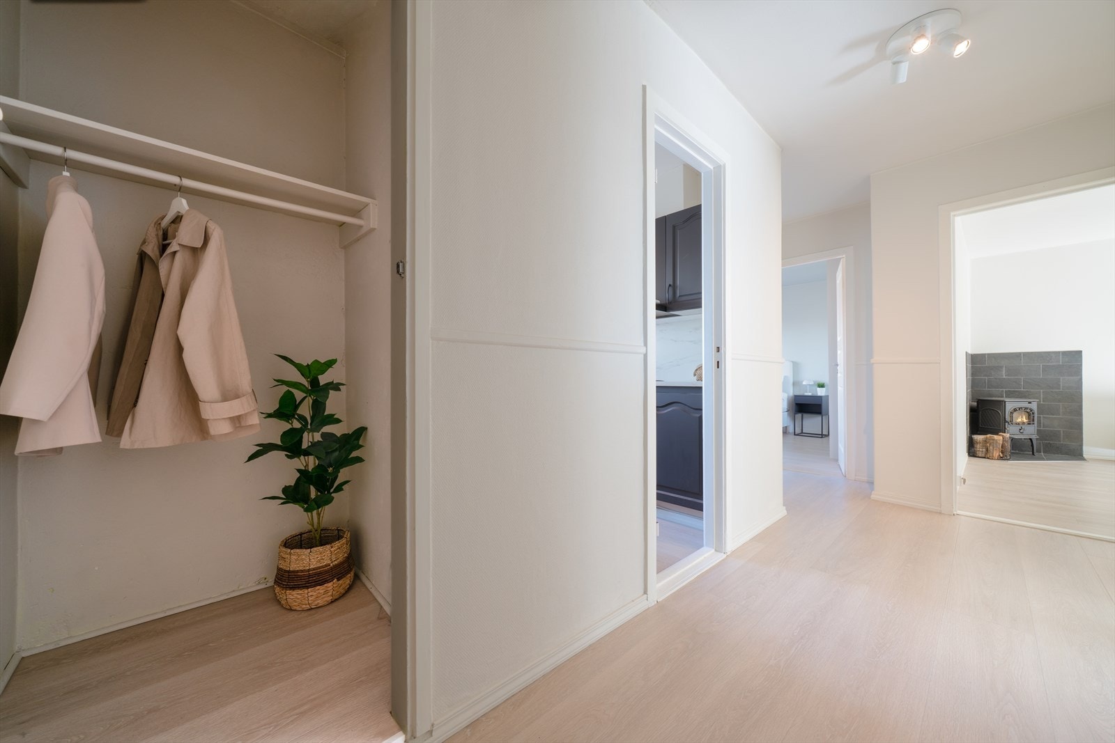 - Garderobe/bod med god plass til oppheng av yttertøy - Galleribilde