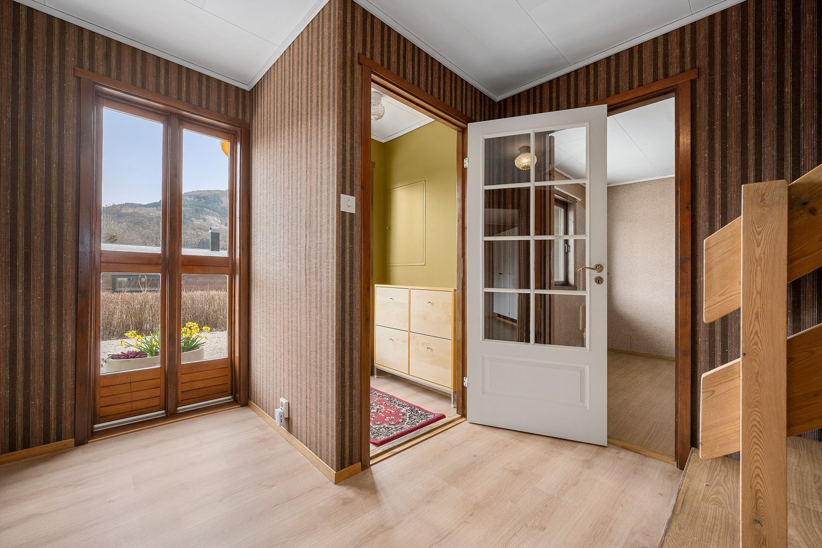Vindfanget har ei dør med glasfelt som leier vidare inn i hallen. Galleribilde