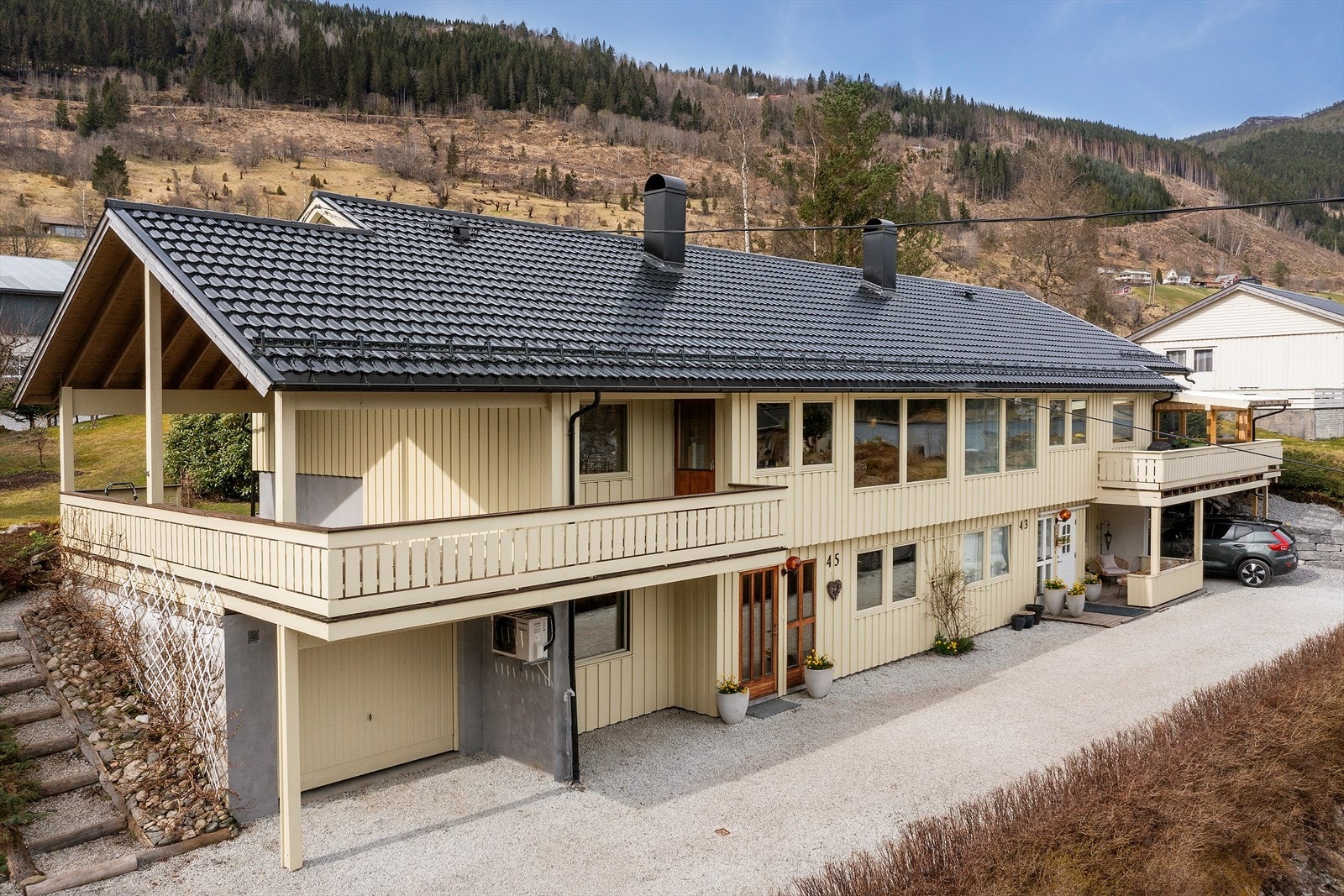 Fasaden har ståande trepanel. Takrenner og beslag i lakkert metall vart også skifta i 2017. Galleribilde
