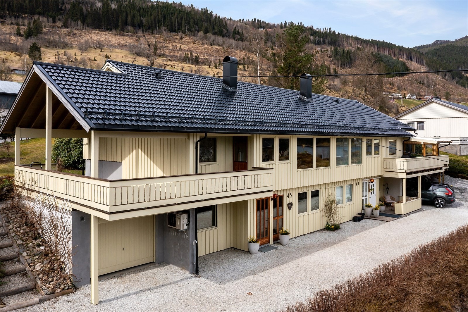 Bustaden har ei stor, overbygd terrasse på 34 m² som vender mot sør og vest, praktisk plassert over den integrerte garasjen. Galleribilde