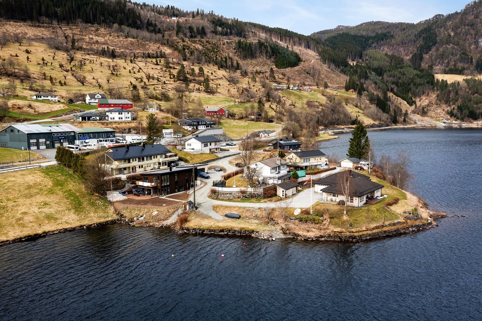 Eigedommen ligg flott til på Kusslidneset, med utsyn mot Movatnet og Huldefossen. Busstopp like ved. Galleribilde
