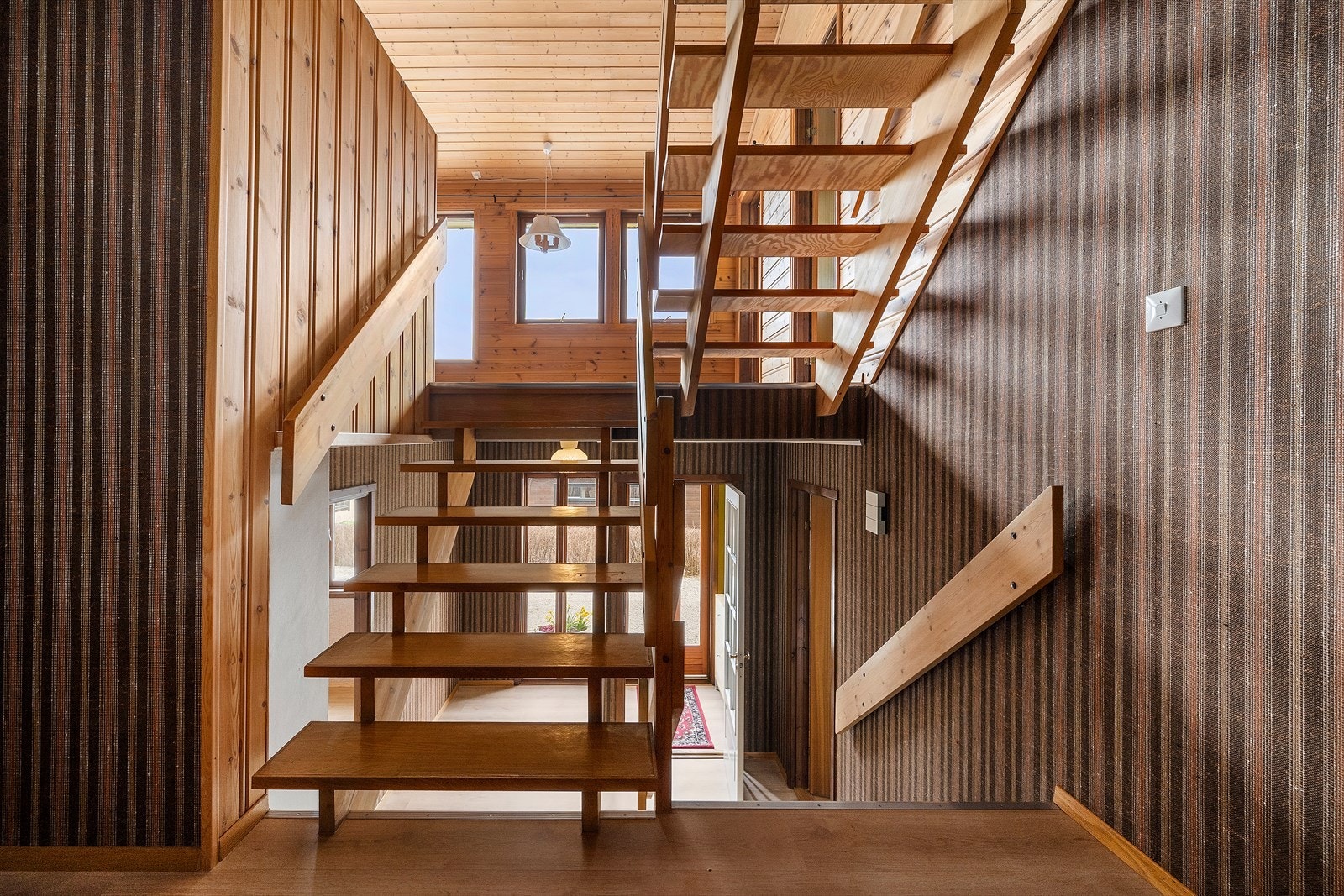 Innvendige tretrapper med belegg i trinna og rekkverk av treplank bind dei fire halvplana saman. Galleribilde
