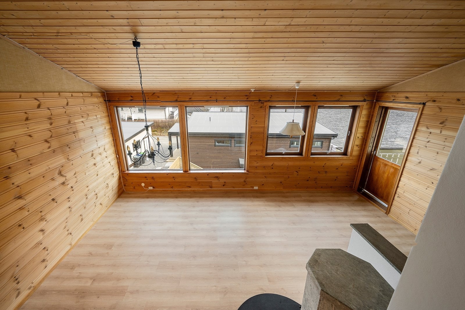 Frå stova er det utsyn over nærområdet, mot Movatnet og Huldefossen. Galleribilde