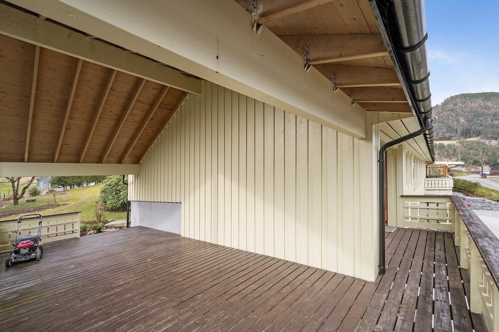 Terrassen har tredekke med spaltegolv og rekkverk av treverk. Galleribilde