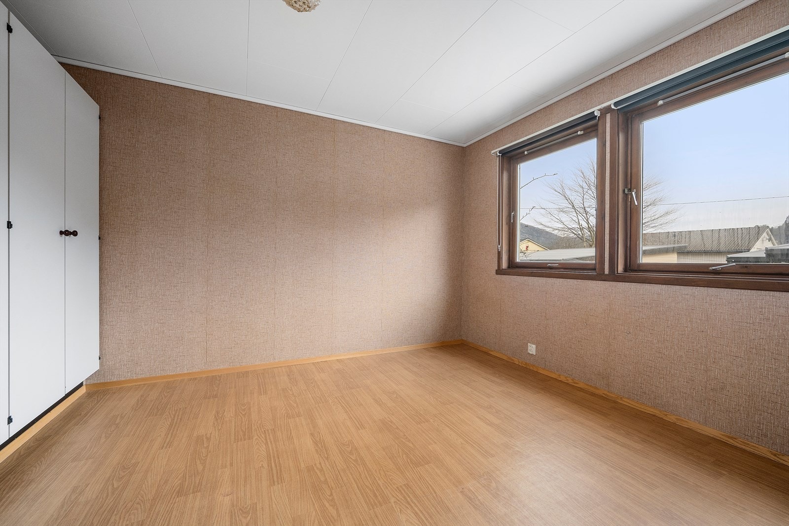 Bustaden har totalt tre soverom. Dette er eitt av dei to som ligg i nedre plan. Galleribilde