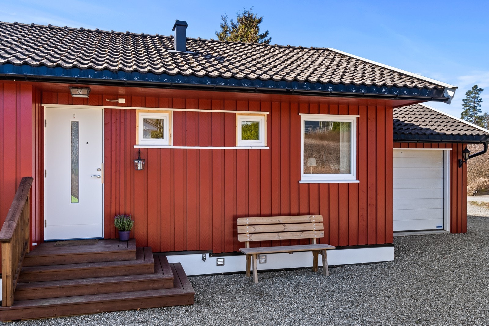 Enebolig med tilliggende garasje og romslig gårdsplass. Galleribilde