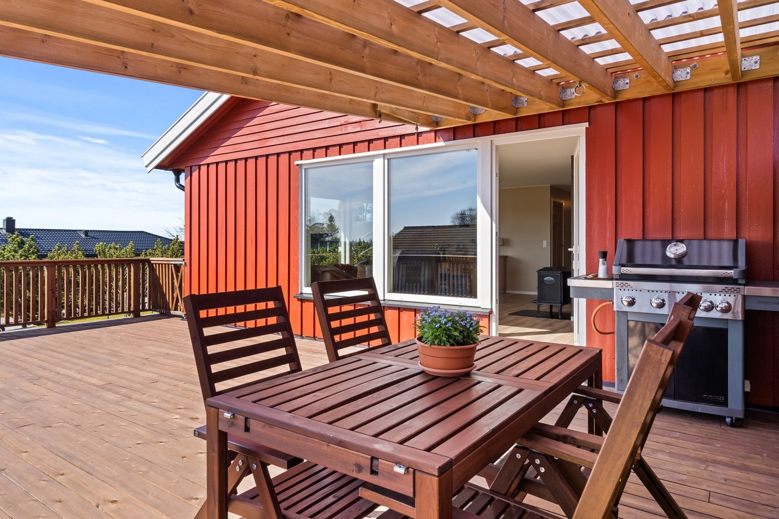 Romslig terrasse med god plass til møblering. Galleribilde