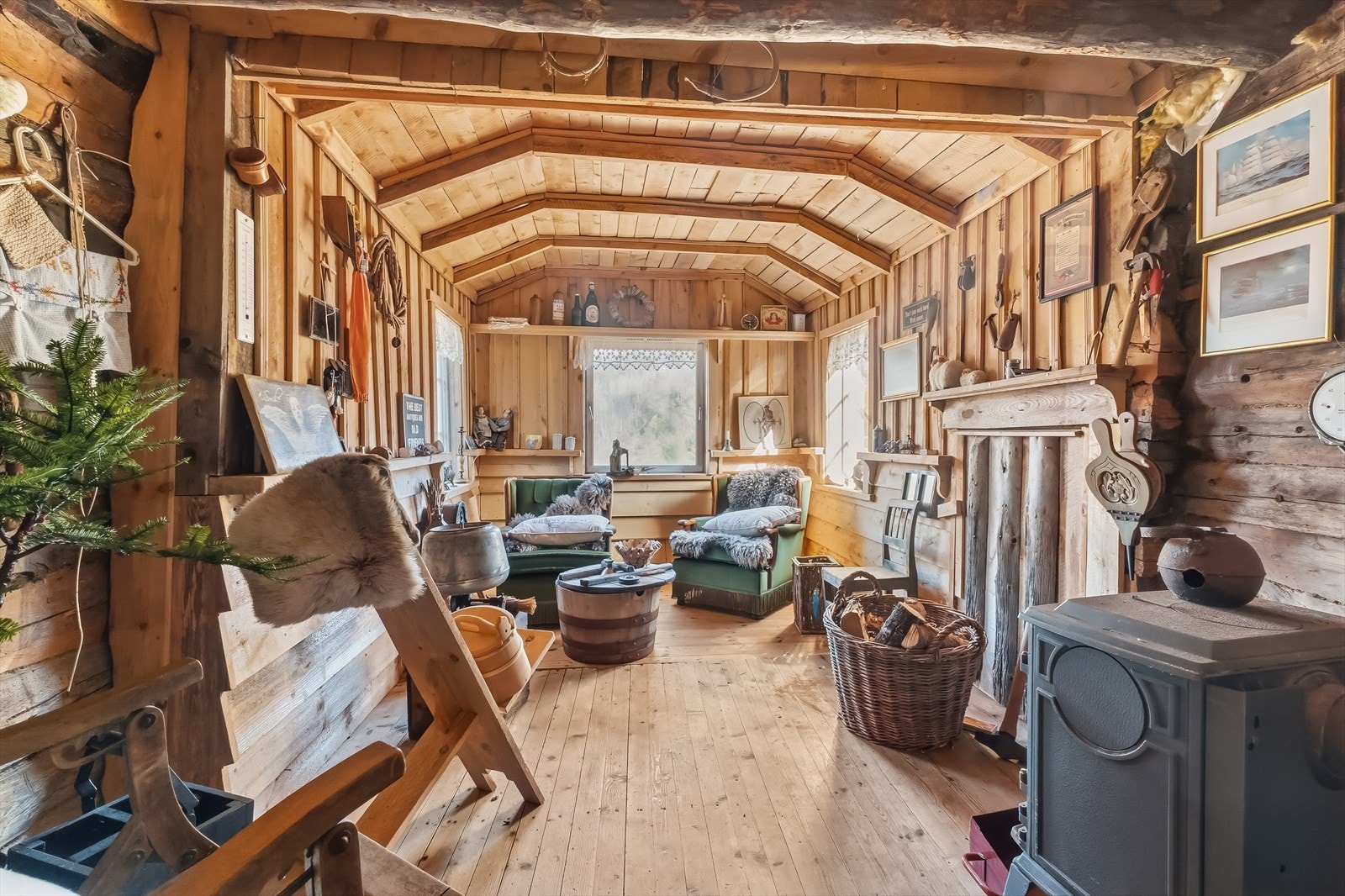 Loftstue på kvisten. Galleribilde