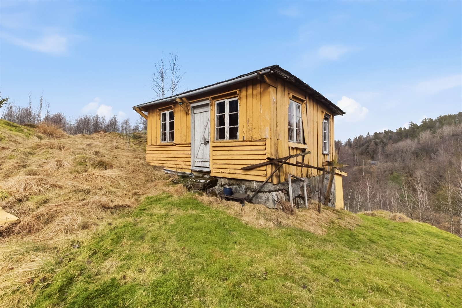 Eldre uthus i dårlig forfatning. Galleribilde