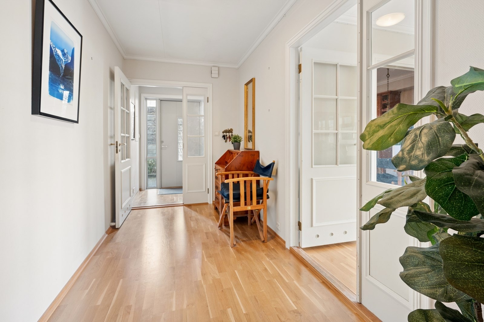 Entréen er lys og fin med vindfang som har god plass til å henge fra seg yttertøy. Galleribilde