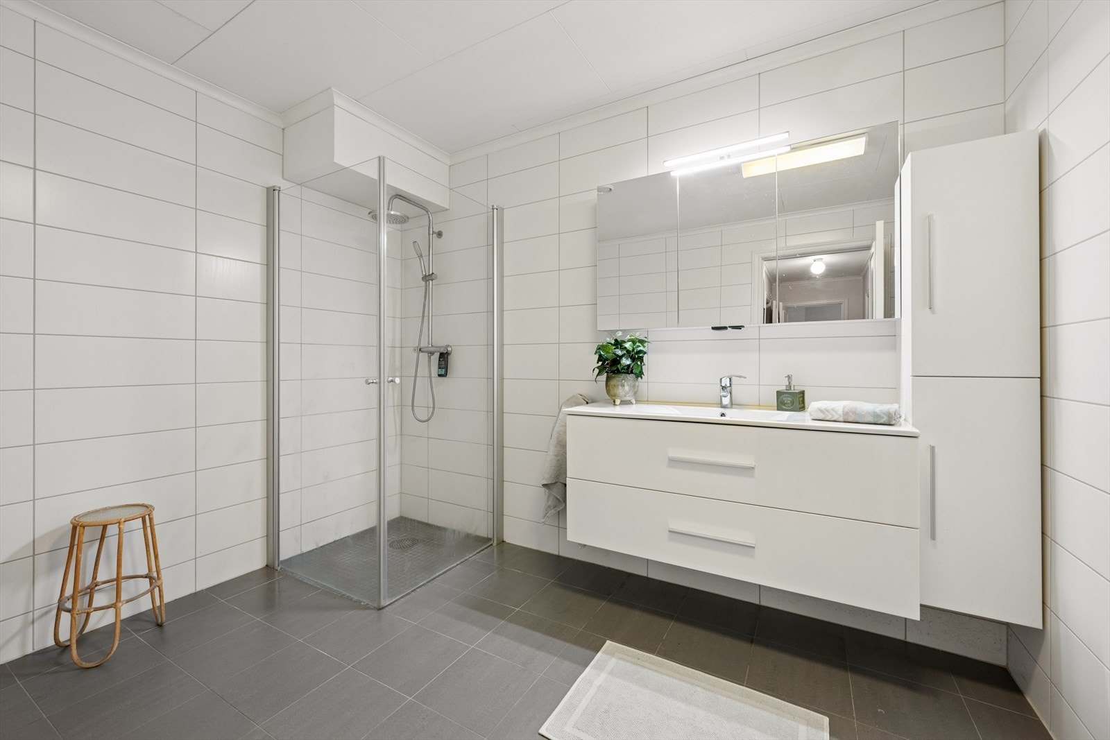 Badet er av god størrelse med lekre fliser på vegger og gulv. Galleribilde