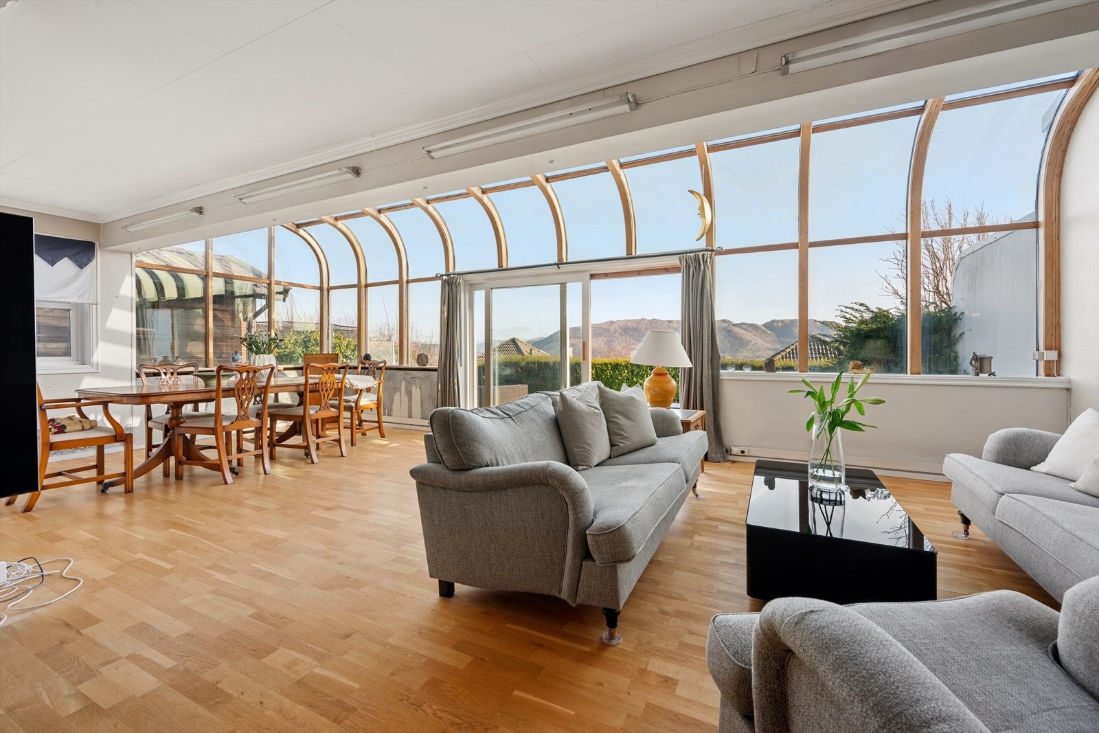 Innvendig har man en lys og luftig stue av god størrelse. Galleribilde