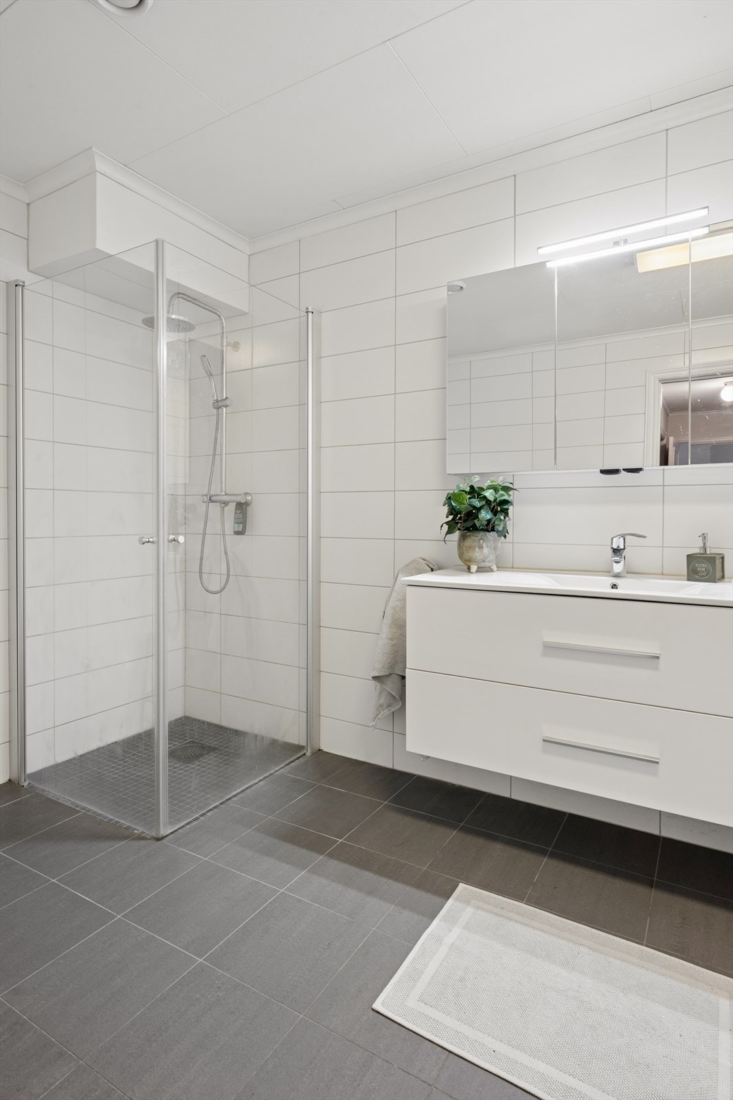 Badet ble tatt i 2017 og har varmekabler i gulv. Galleribilde