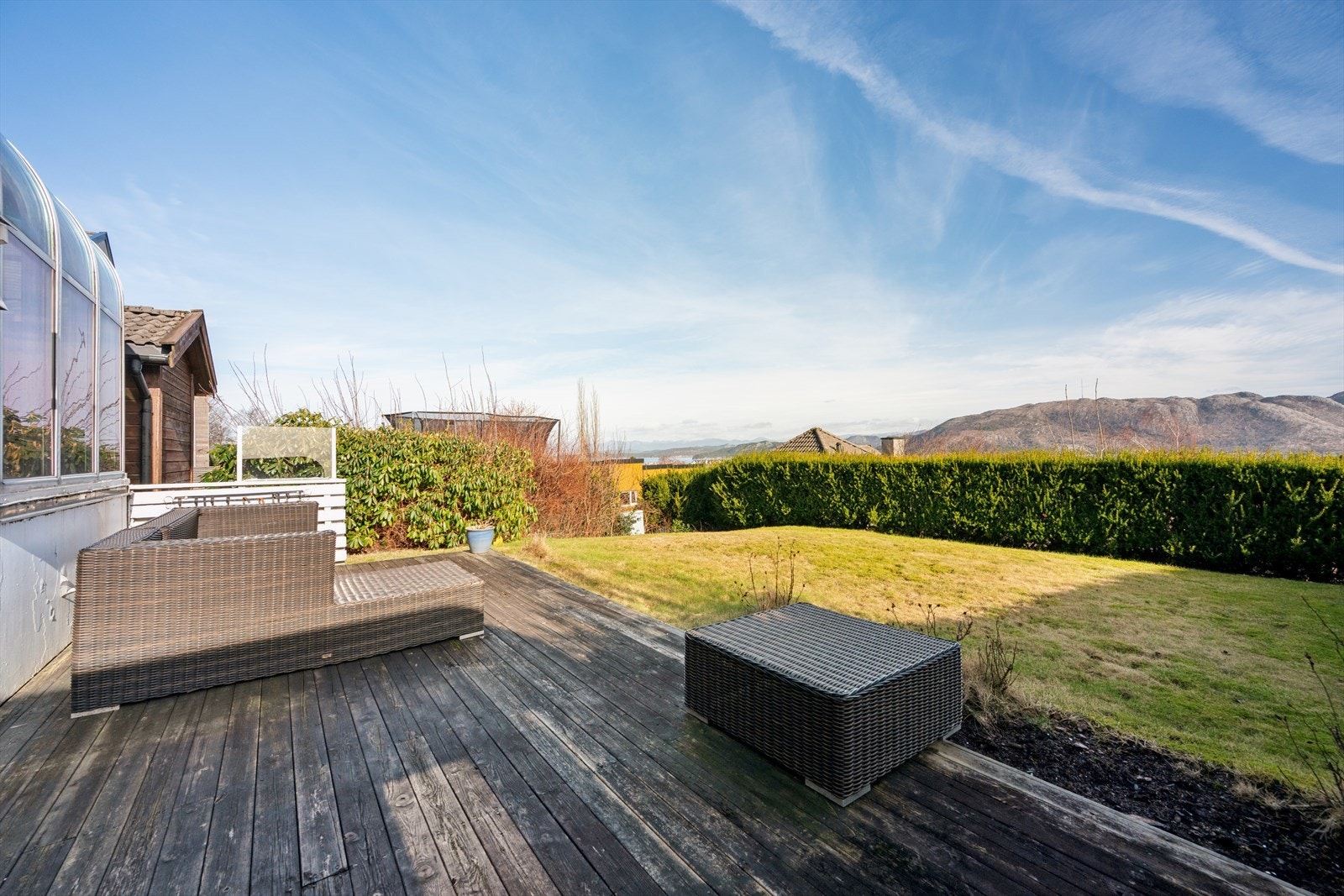 Hagen er av god størrelse - med terrasseplatting perfekt for hagemøbler og grill. Galleribilde