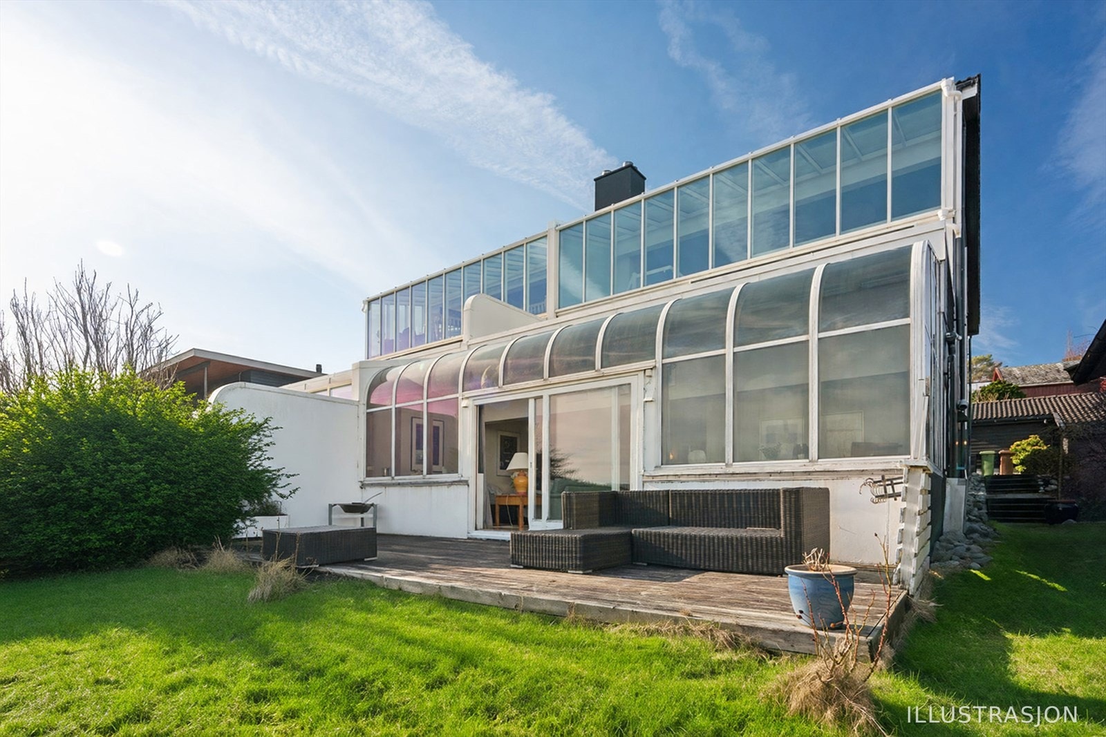 Denne unike leiligheten byr på en sørøst-vendt glassfasade og stor hage - perfekt for de varme sommerdagene som kommer. Galleribilde