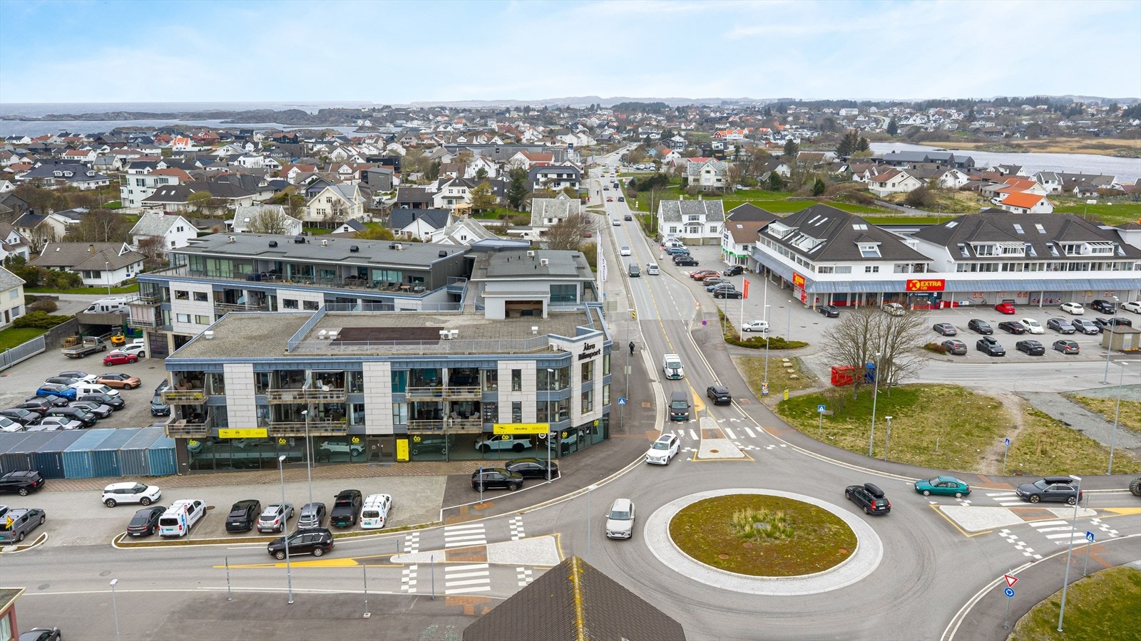 Området er godt tilrettelagt med kort avstand til barnehager, skoler, idrettsanlegg og fine turområder, noe som gjør beliggenheten både praktisk og attraktiv for ulike behov. Galleribilde