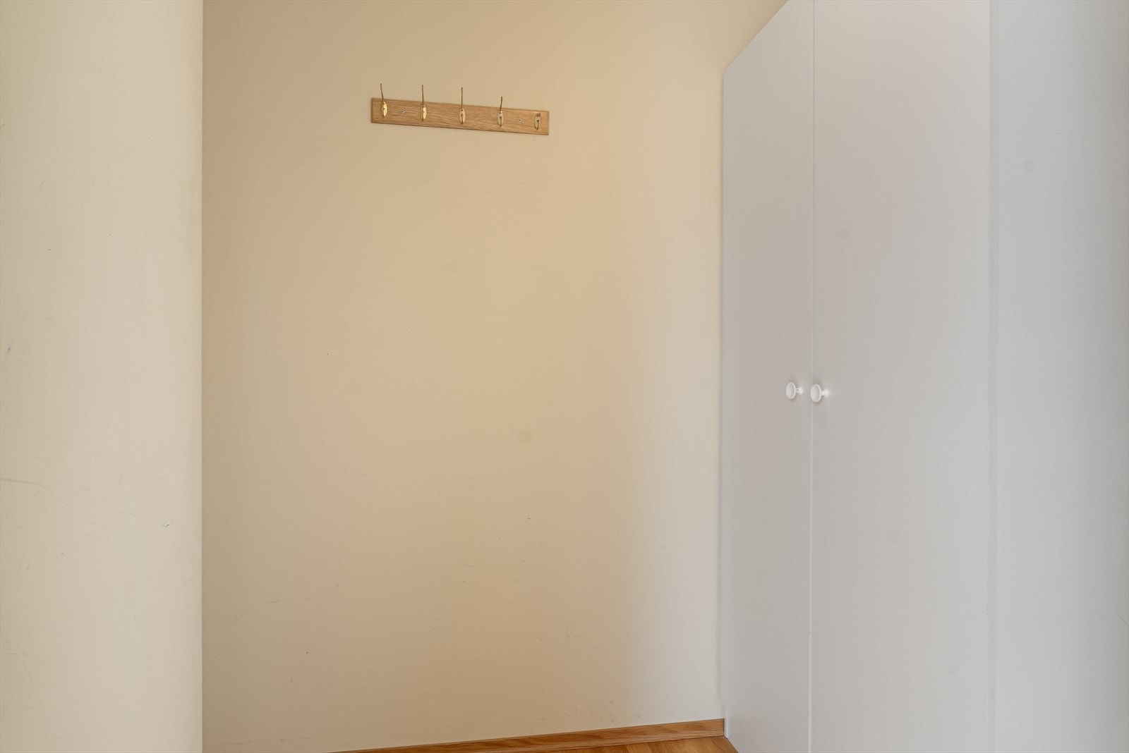 Praktisk bod med god lagringsplass Galleribilde