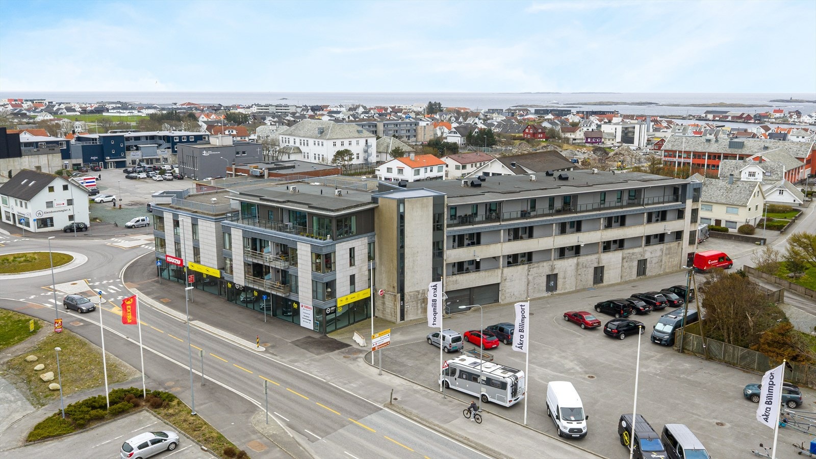 Leiligheten har en svært attraktiv og sentral beliggenhet i hjertet av Åkrehamn, med umiddelbar nærhet til et bredt utvalg av butikker, servicetilbud og fasiliteter. Galleribilde