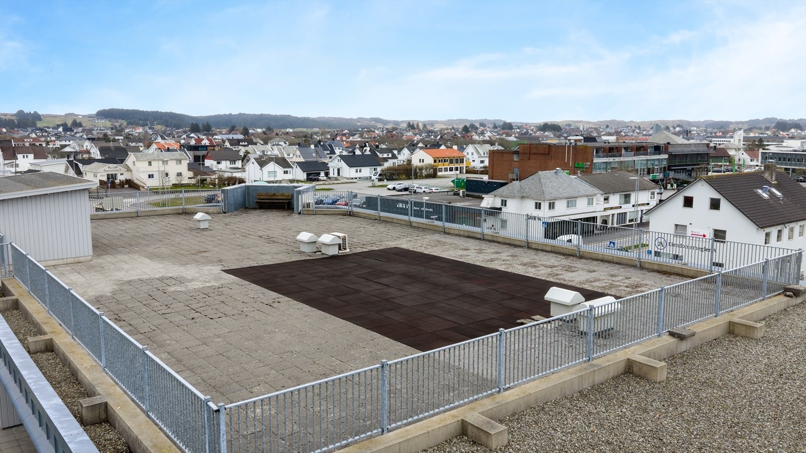 Flott felles takterrasse med gode solforhold og utsikt Galleribilde
