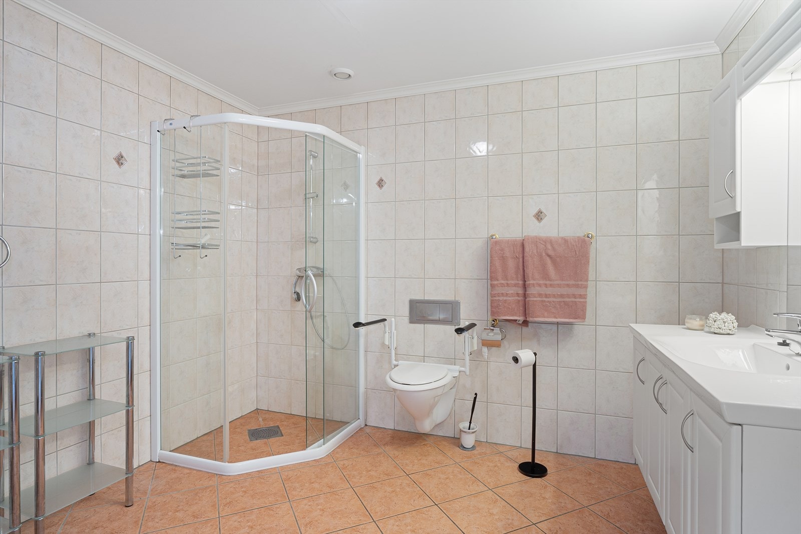 Badet har flislagte vegger og gulv, samt malte himlingsplater. Galleribilde