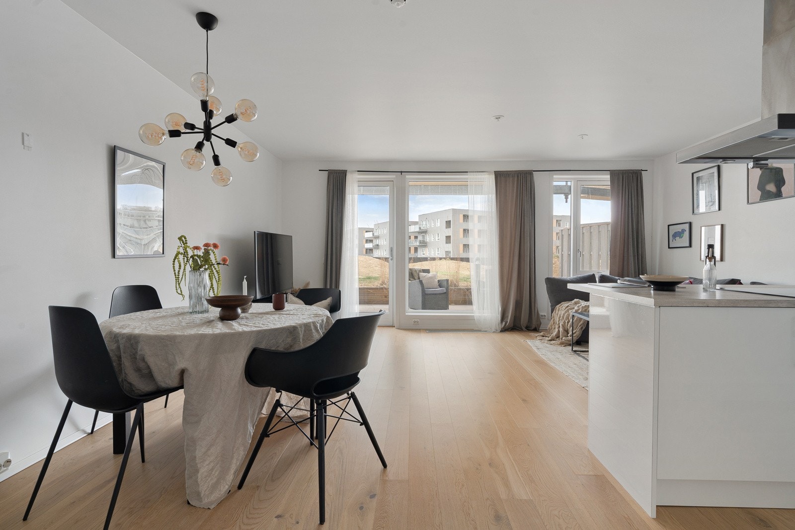 Leiligheten er ny i 2022 og holder en gjennomgående moderne standard over det hele