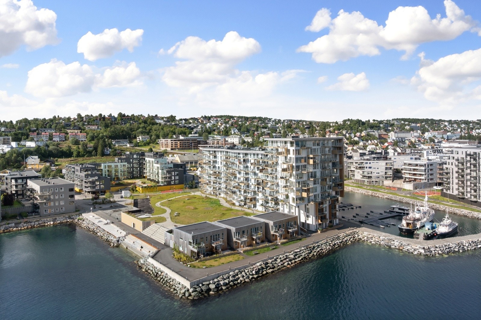 Her bor du med lave felleskostnader med bl.a. internett, akonto fjernvarme og varmtvann. ink.