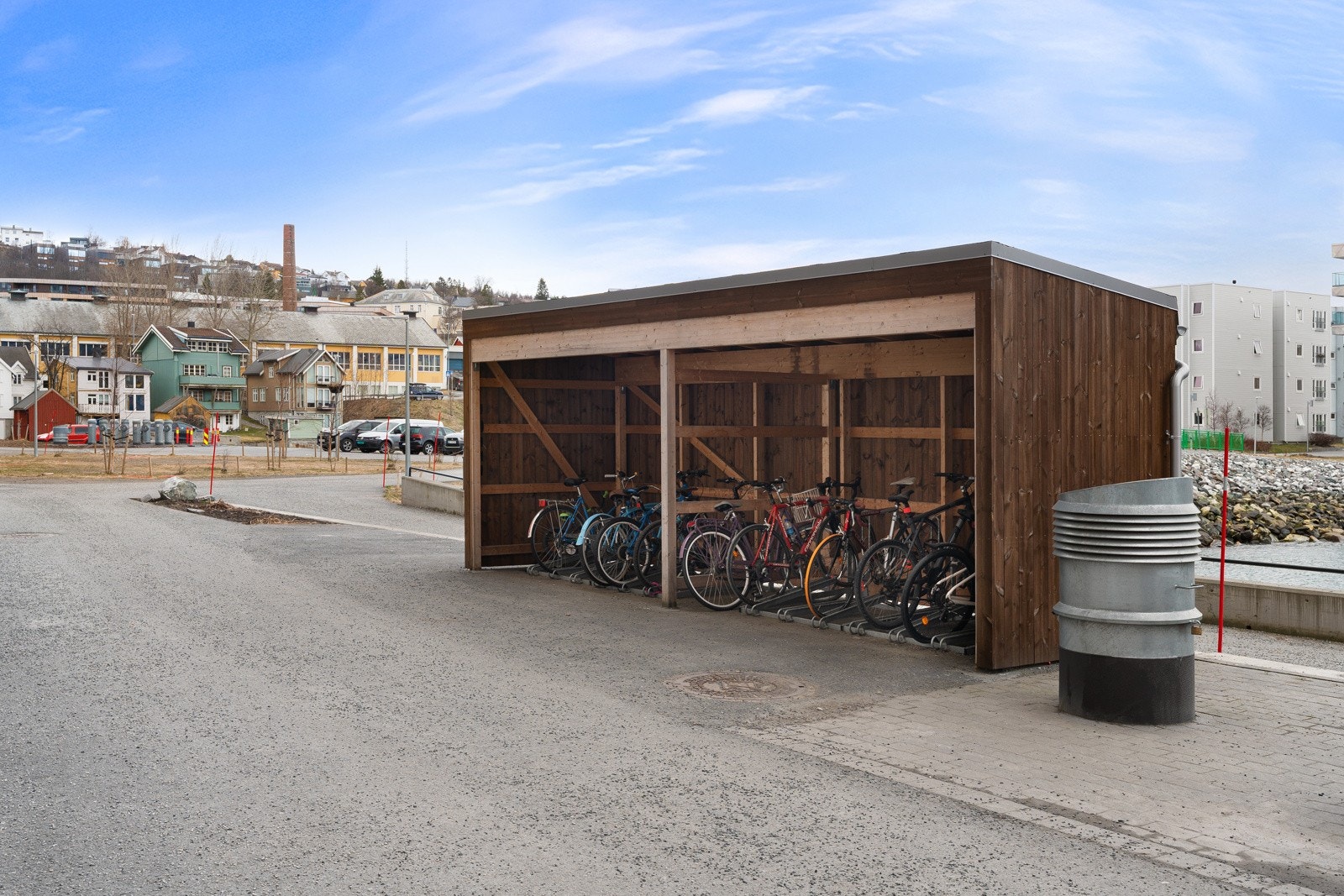 Det er også sykkelparkering like ved inngangspartiet!