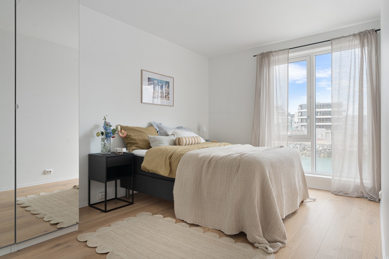 Hovedsoverom er av god størrelse og har store vindusflater med utsikt mot nord