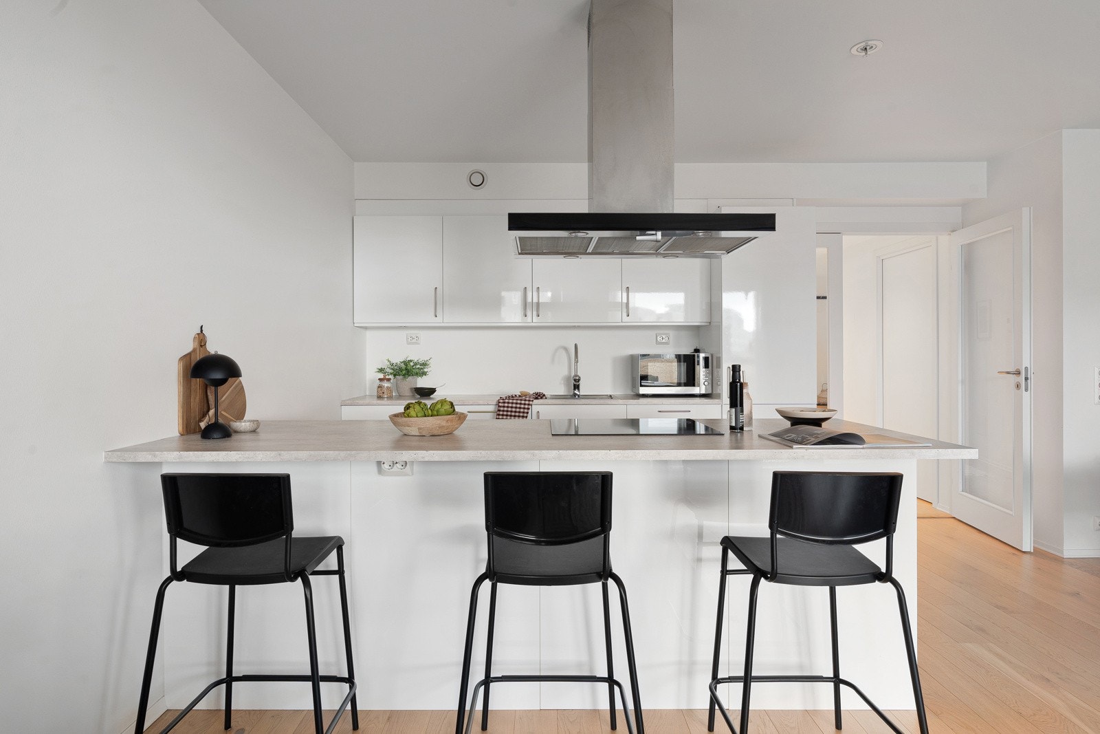 Tidsriktig og pent kjøkken med lyse fronter og integrerte hvitevarer