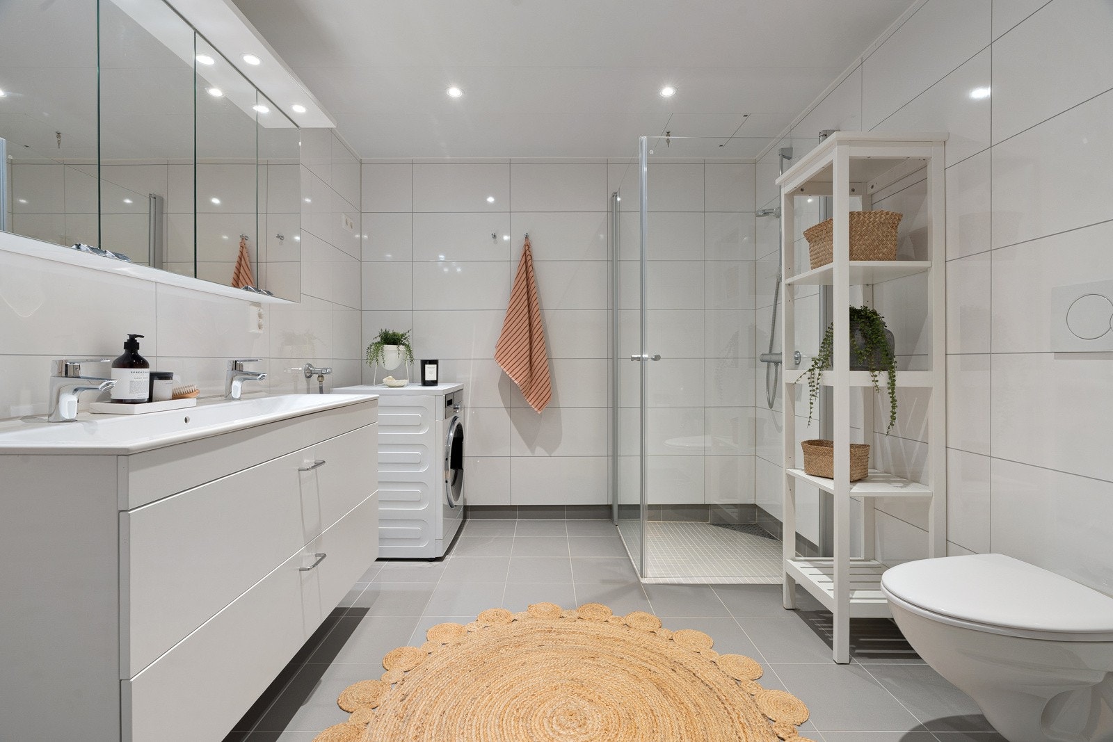 Flislagt bad/wc/vaskerom med gulvvarme og downlights i himling. Forbruk av varmtvann er inkl i felleskostnadene!