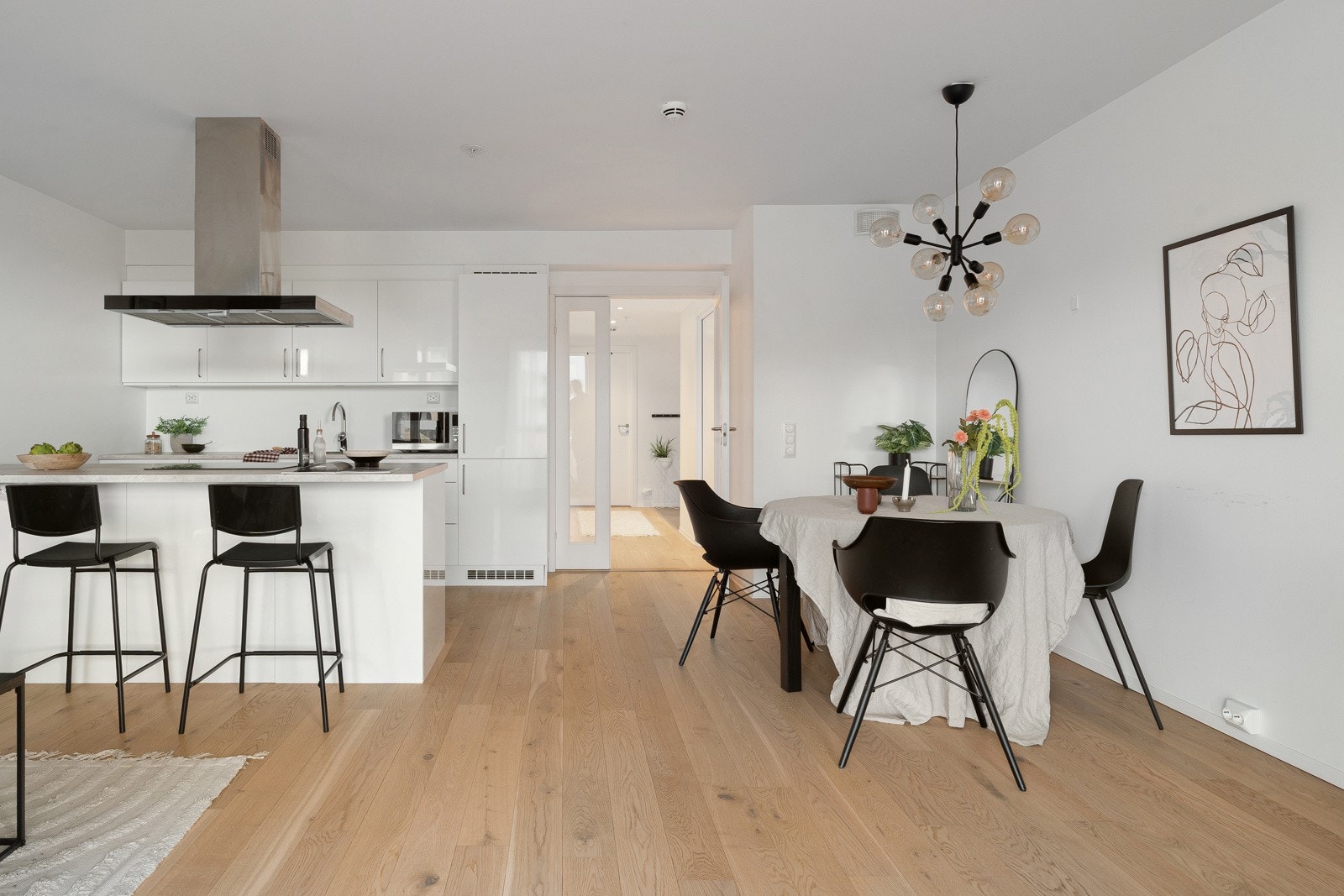 Fin og åpen stue- og kjøkkenløsning som skaper et fantastisk allrom!