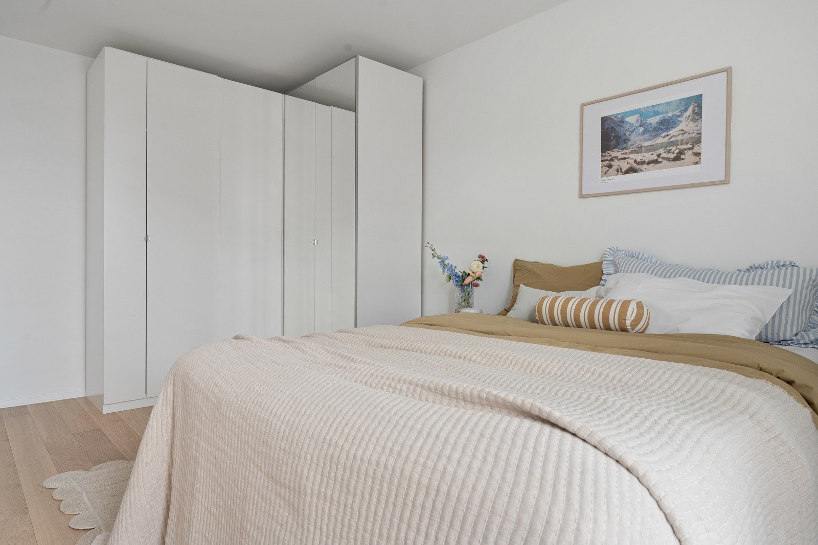 Hovedsoverom med dobbel garderobebeskap