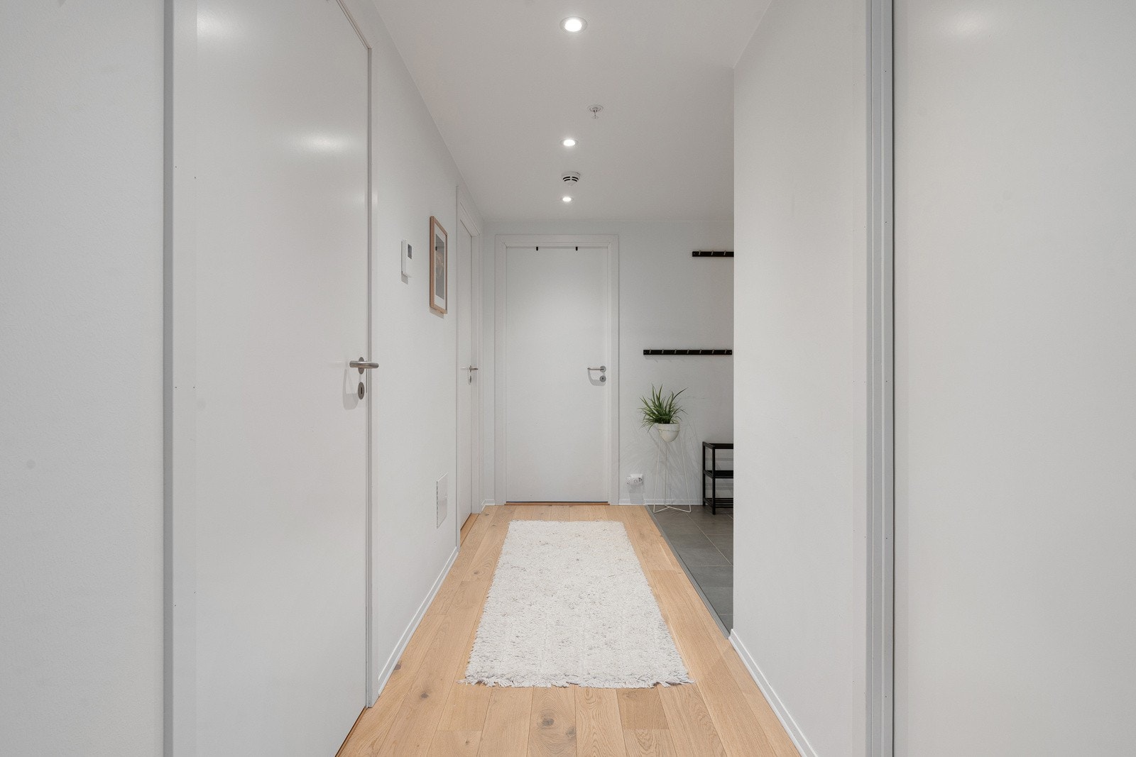 Gang med adkomst til innvendig bod med gode lagringsmuligheter. Det medfølger også en sportsbod