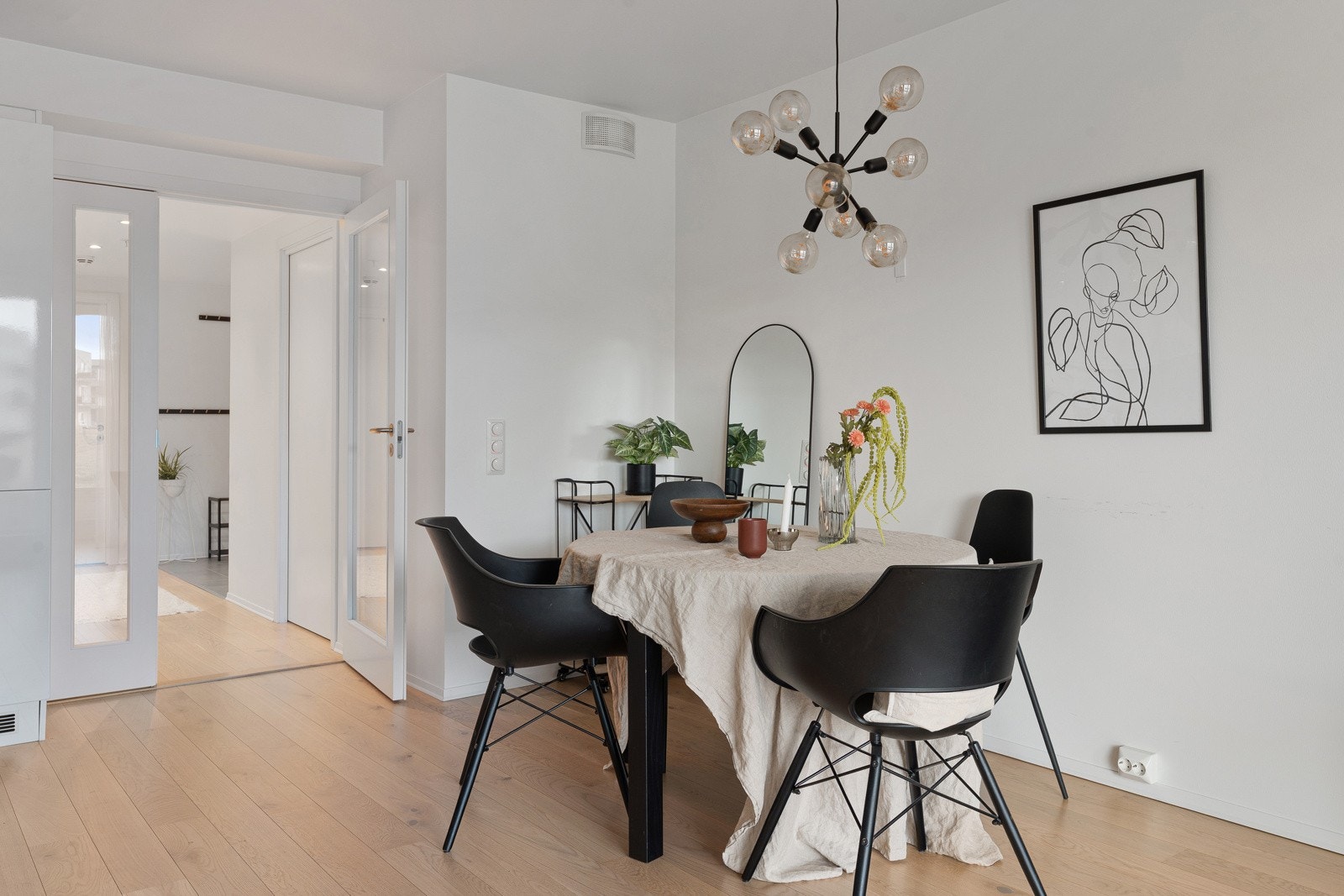 Spiseplassen har sin naturlige plass like ved kjøkkenet.