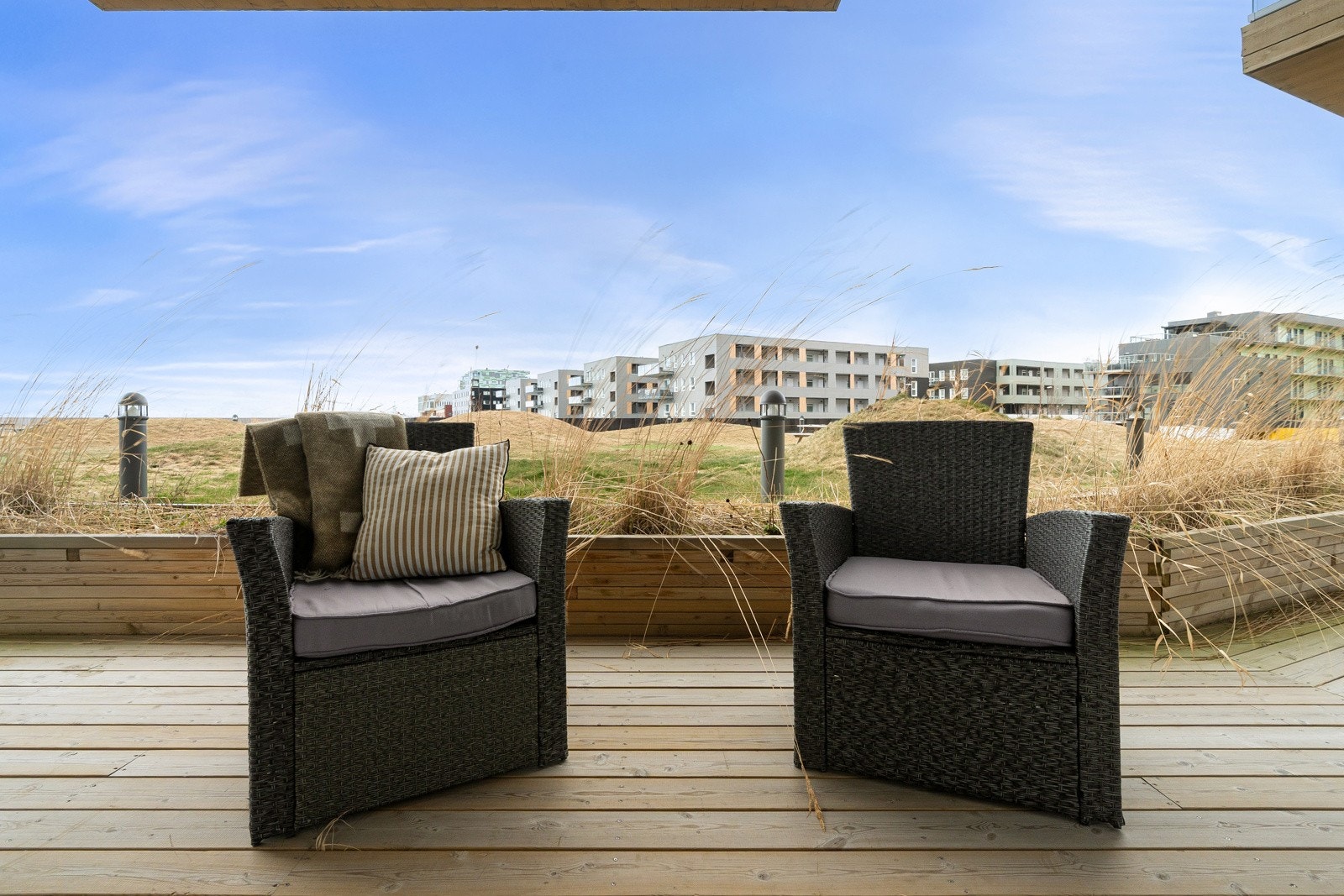 Terrassen er på ca 14 kvm og har god plass til hagemøbler og grill