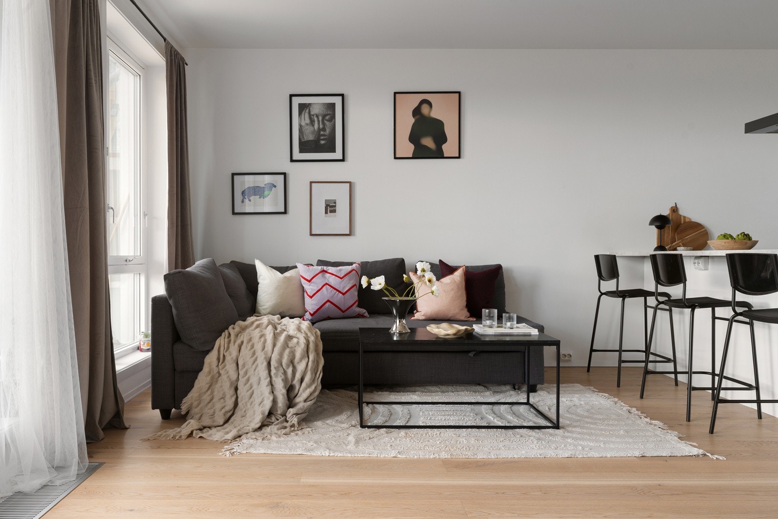 Lys og fin stue med god takhøyde, parkettgulv og malte veggoverflater