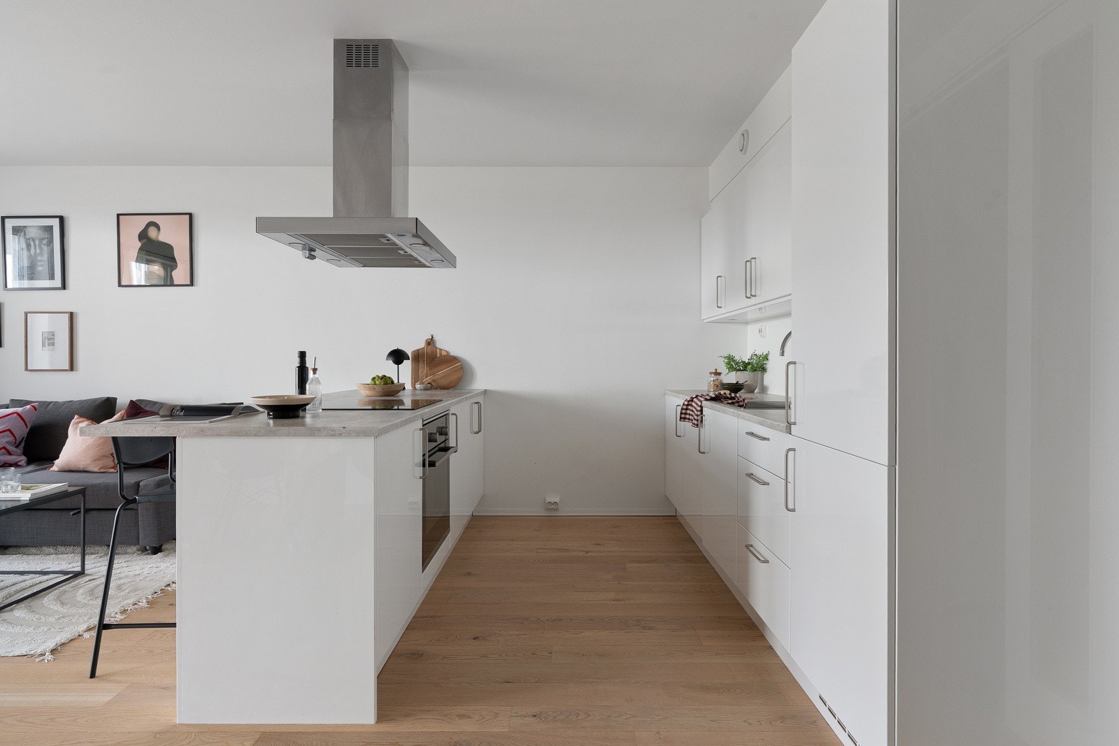 Kjøkkenet har en praktisk utforming og rikelig med skap, skuffer og skapplass.