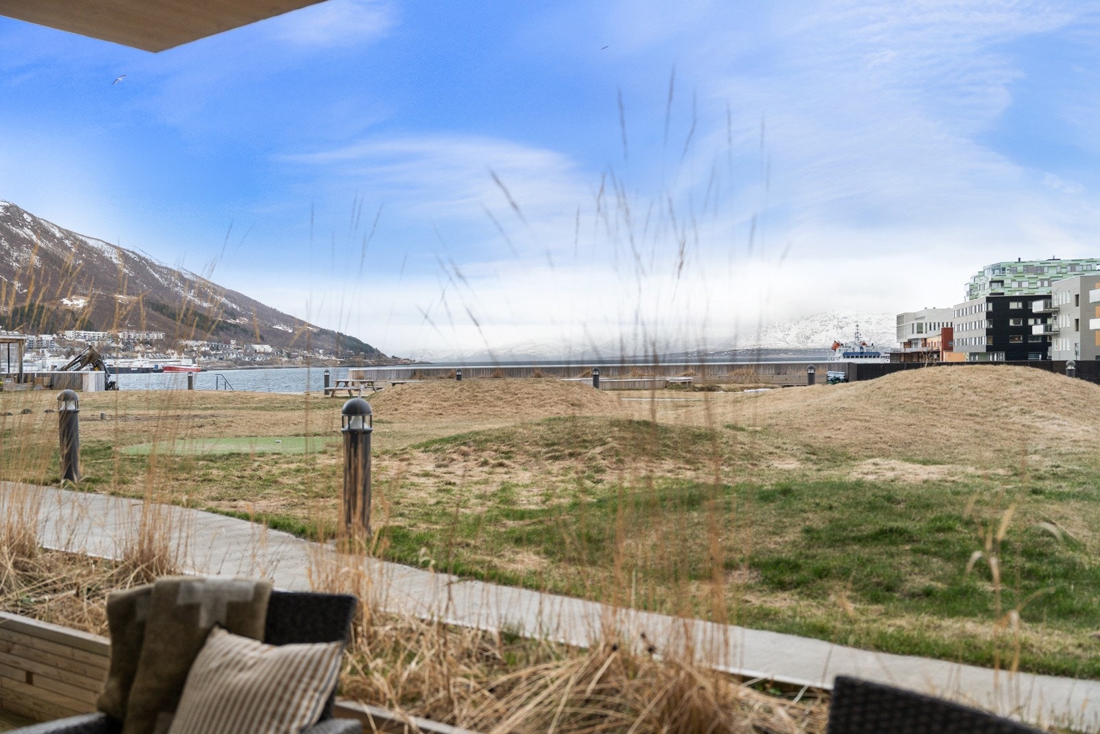 Utsikt mot fastlandet og området rundt!