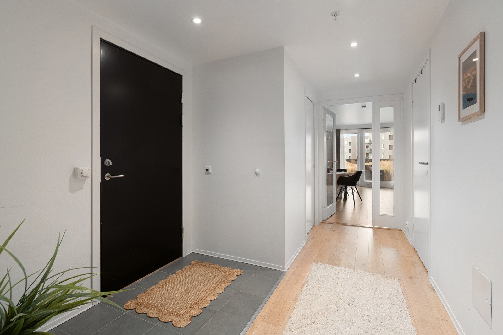 Entre med fliser på gulv og gulvvarme.