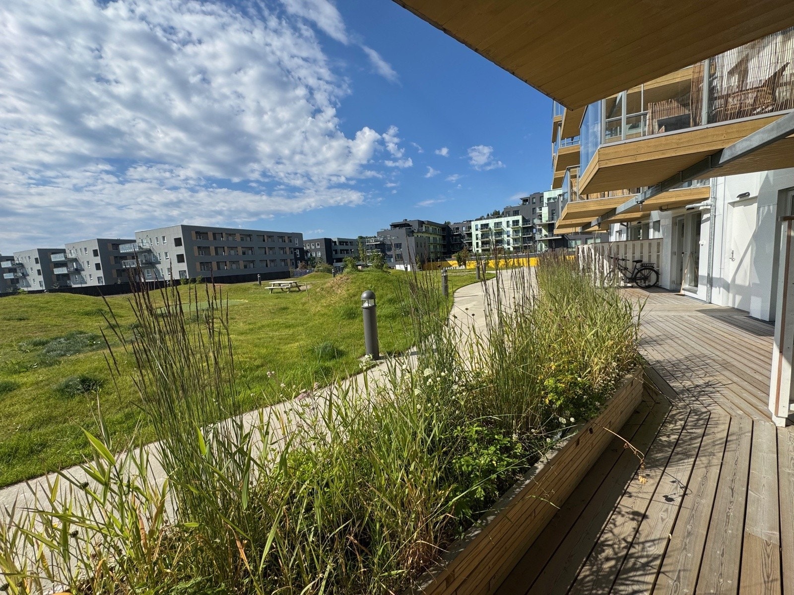 Fra terrassen er det enkel adkomst til felles uteområde med plen og lekeplass til de minste barna. Selgers private foto