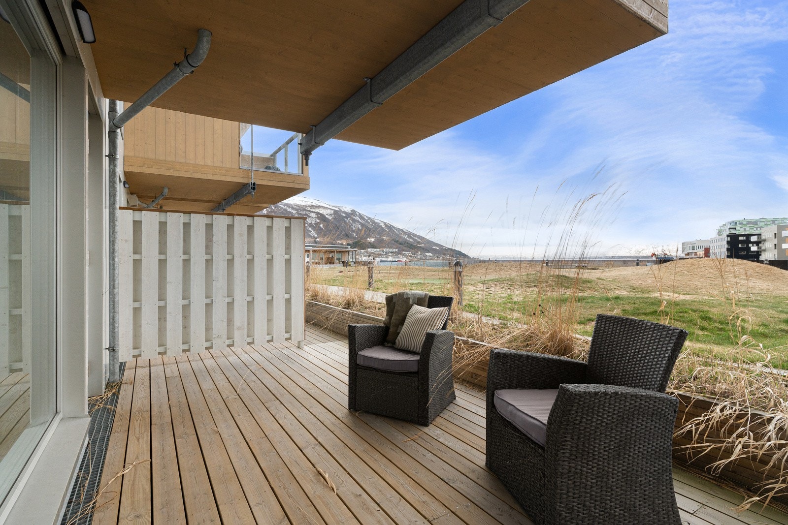 Det medfølger fast garasjeplass og en stor terrasse med gode solforhold!