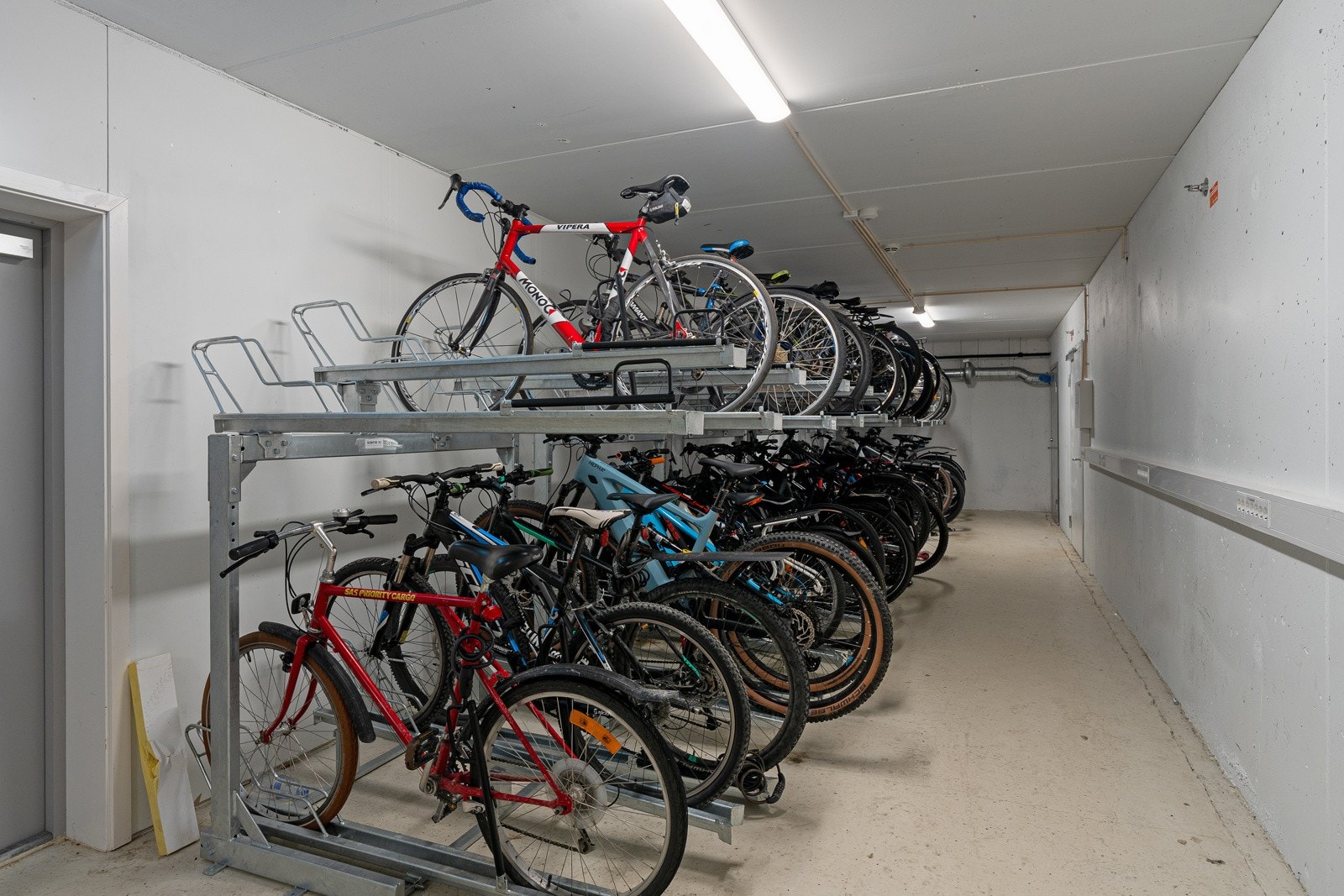 Det er felles innvendig sykkelbod i garasjeanlegget