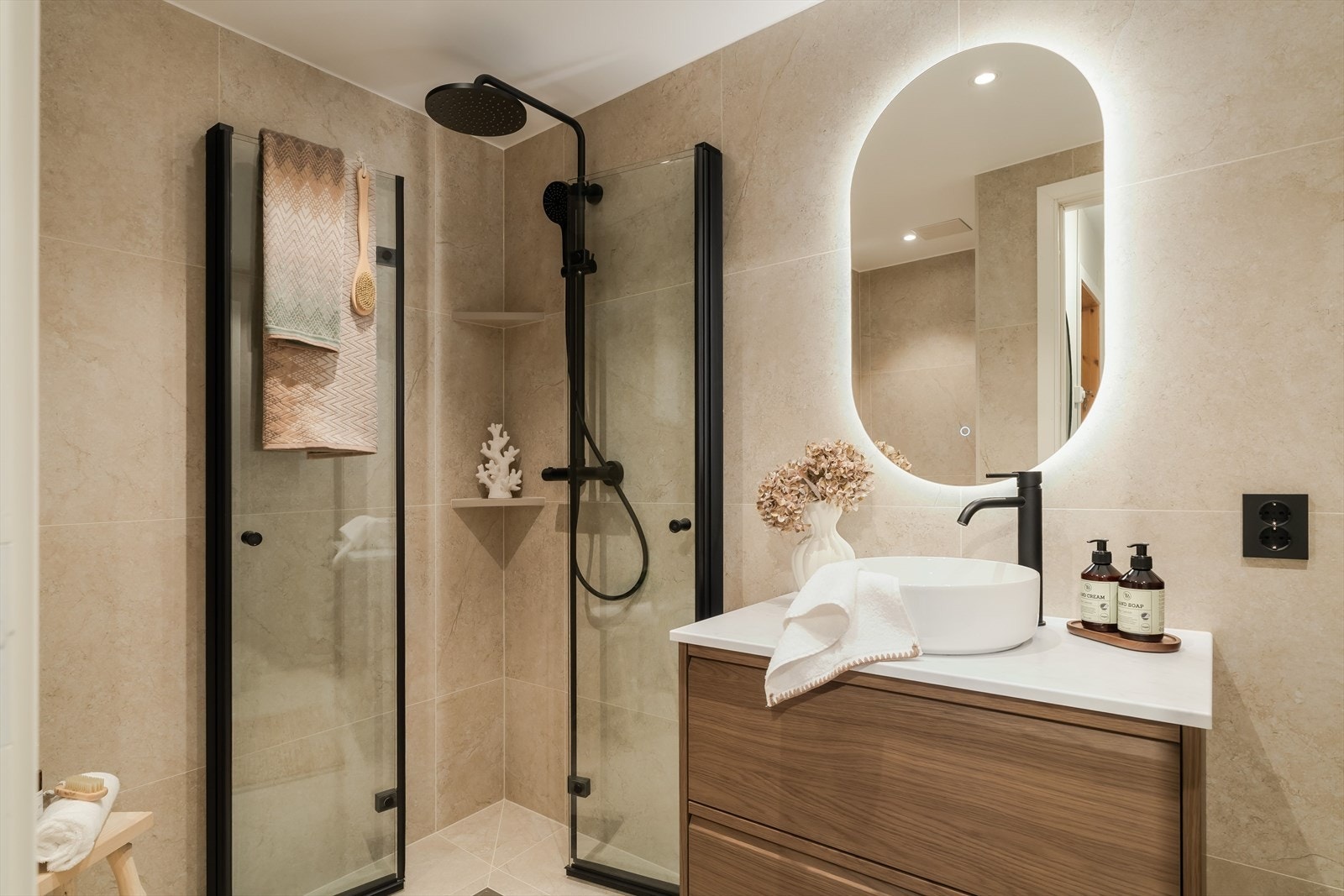 Badet ligger med inngang fra entréen, og er på 5,6 kvm. Totaloppusset i 2026, og har flis på gulv med varmekabler, flis på vegger og malt slett himling med downlights. Galleribilde