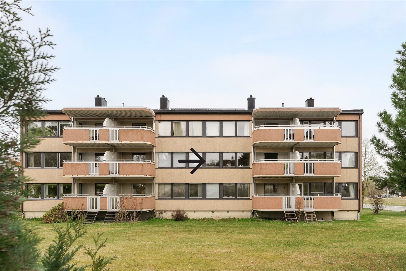 Boligen ligger sentralt og solrikt til i en av Trondheims "grønne lunger". Plasseringen i borettslaget er blant de aller beste i området hva angår solforhold, samt at den vender ut mot grøntområder. Galleribilde
